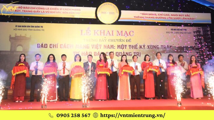 Lãnh đạo tỉnh và Hội Nhà báo Việt Nam cắt băng khai mạc không gian trưng bày